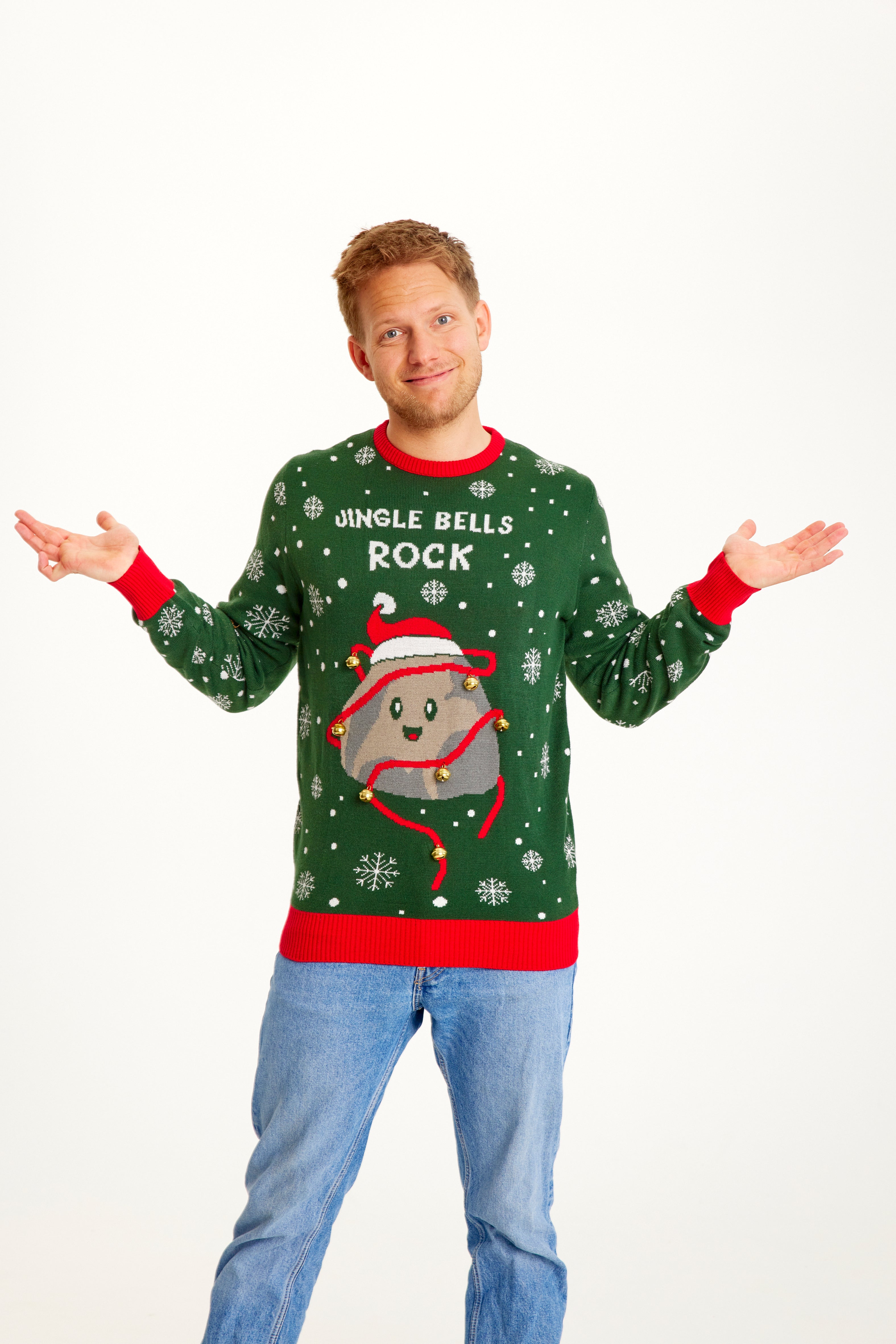 Un uomo in posa che indossa un maglione natalizio verde con la citazione